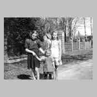 094-0115 Am Zaun der Schirrauer Kirche ca. 1942. Von links Anneliese Darge, Charlotte (+1945) und Elfriede Szimmetat..JPG